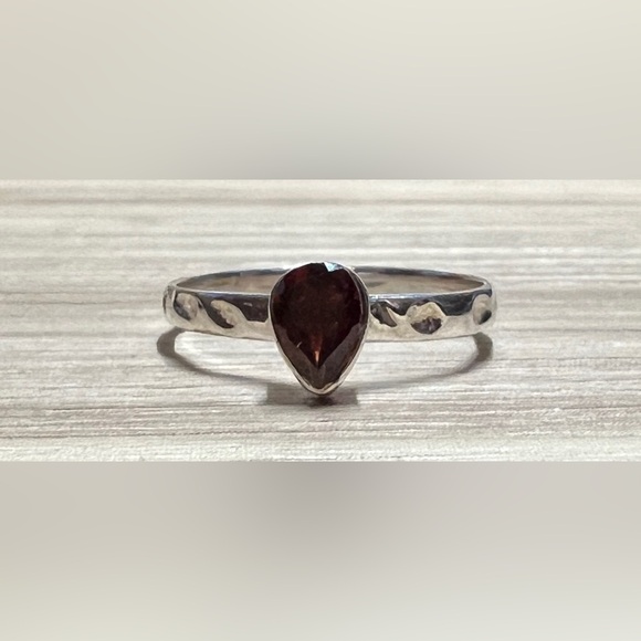 Vintage Hammered Texture Sterling Silver Teardrop Red Garnet Band Ring, Size 6.5 - Picture 2 of 9